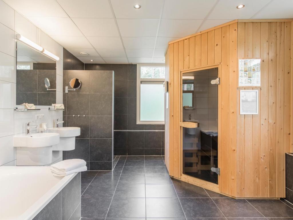 Comfort 6-Person Dog Bungalow In The Holiday Park Landal Heideheuvel Беекберген Стая снимка